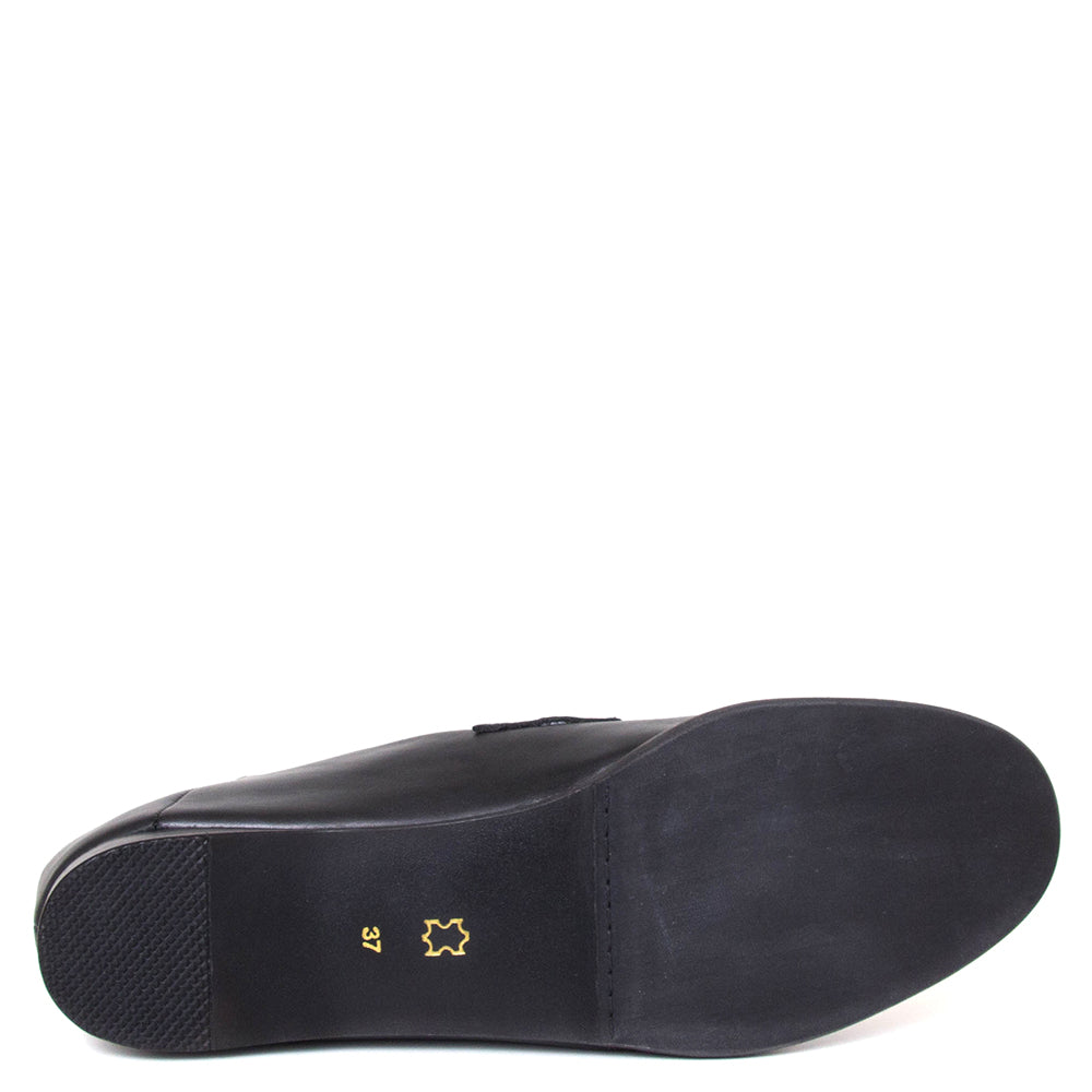 Yuko Imanishi + Hatsue 791043. Women's leather loafer in black leather. Sole view.