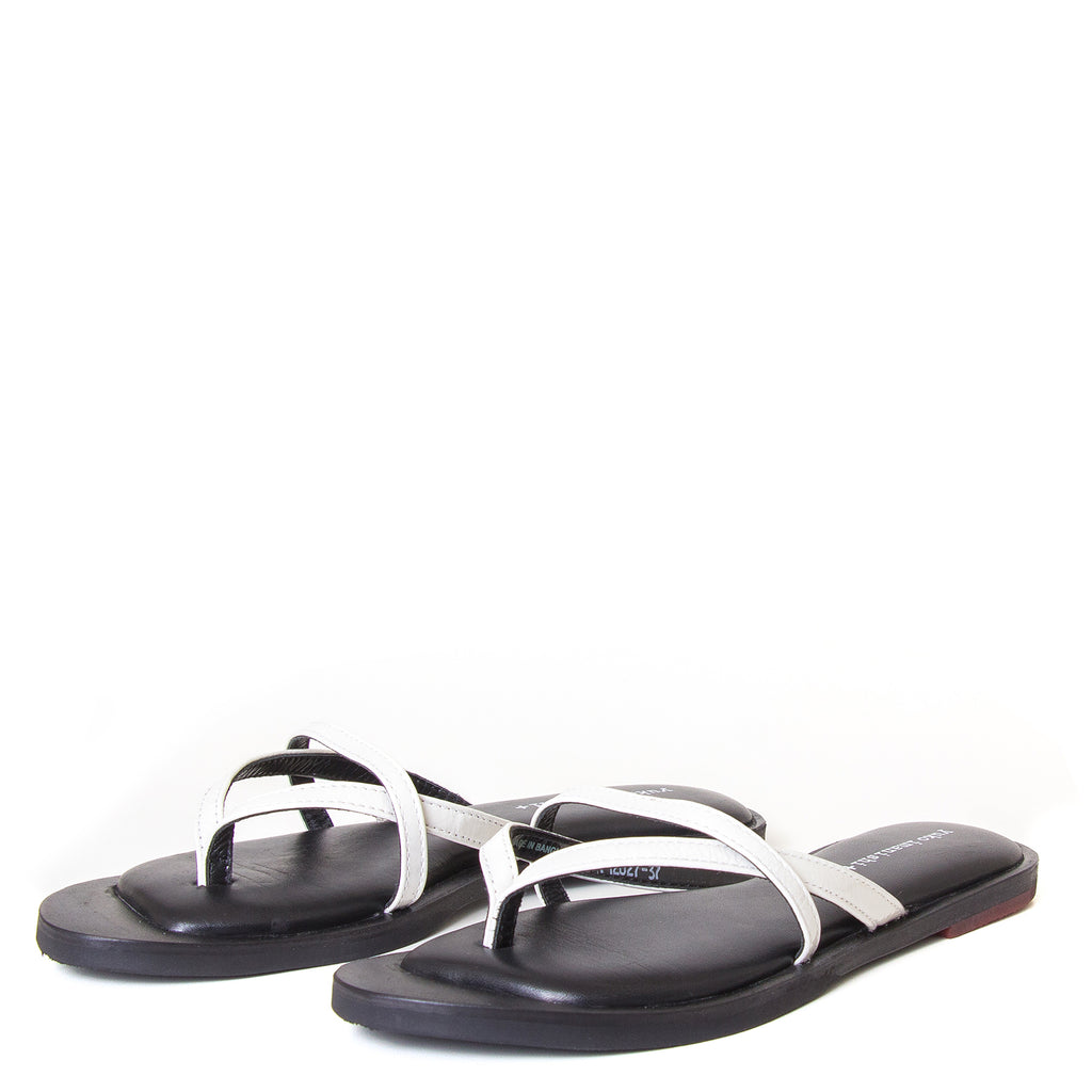 yuko imanishi + Alina. Women's sandals in Off-White patent leather, memory foam footbed for comfort. Flat heel. Front view, pair.