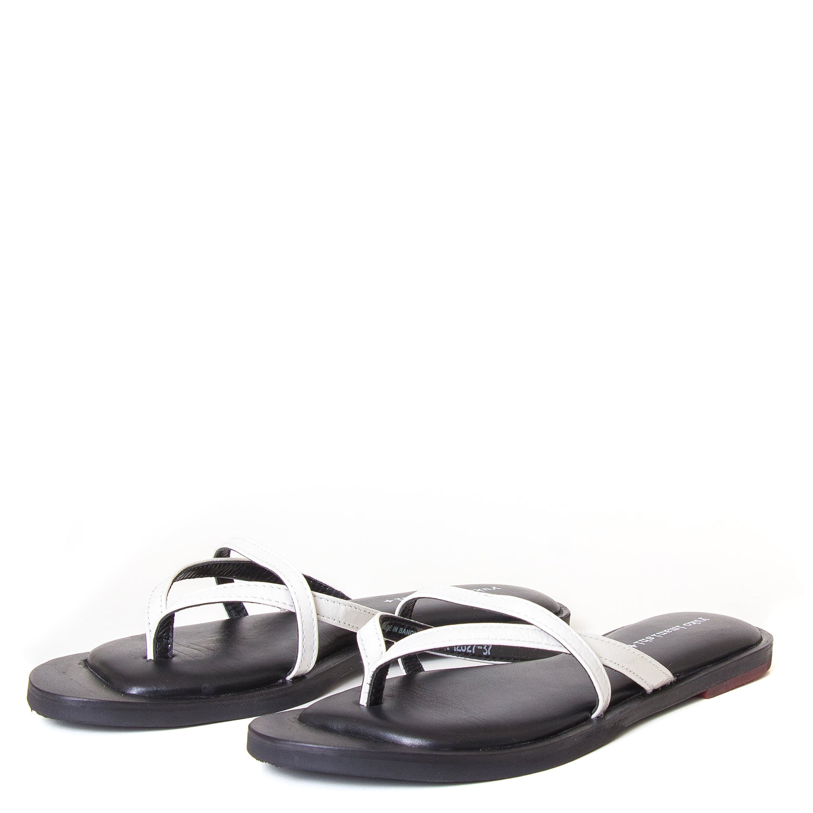 yuko imanishi + Alina. Women's sandals in Off-White patent leather, memory foam footbed for comfort. Flat heel. Front view, pair.
