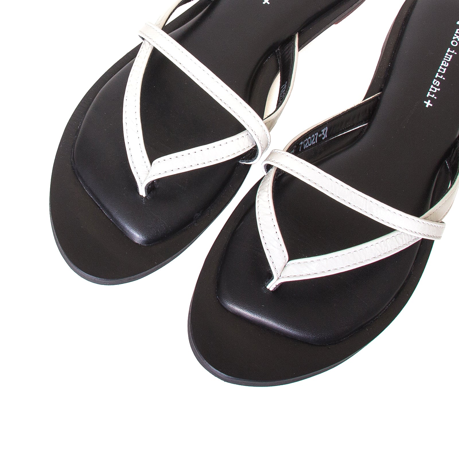 yuko imanishi + Alina. Women's sandals in Off-White patent leather, memory foam footbed for comfort. Flat heel. Top view, pair.